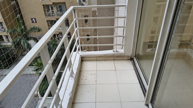 Balcony, paras-tierea 2 Bedroom 825 Sq.Ft. Apartment In Sector 137 Noida 10720009