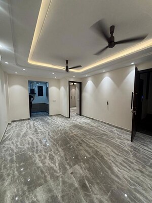 Room in 3 BHK Apartment at Saket – for Sale