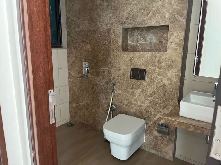 Bathroom, peninsula-celestia-spaces 3 Bedroom 1413 Sq.Ft. Apartment In Parel Mumbai 10720040