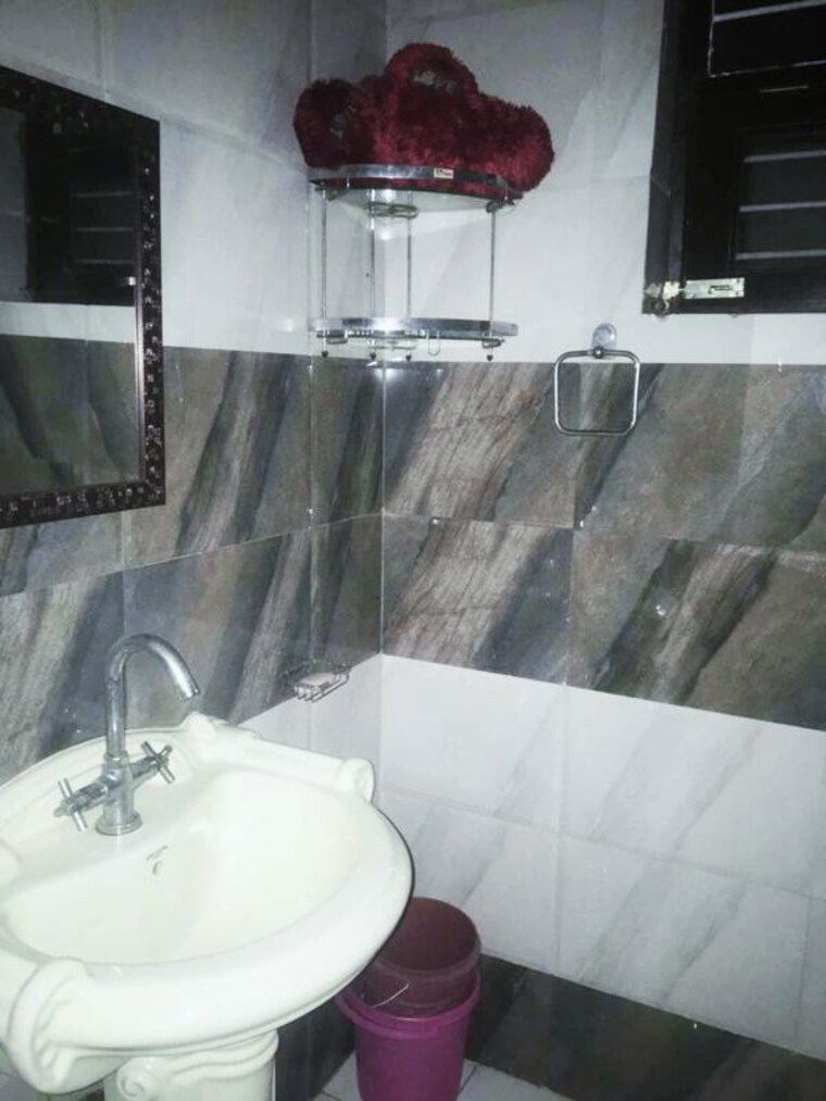 Bathroom, sector 14 2 Bedroom 1245 Sq.Ft. Builder Floor In Sector 14 Gurgaon 10720214