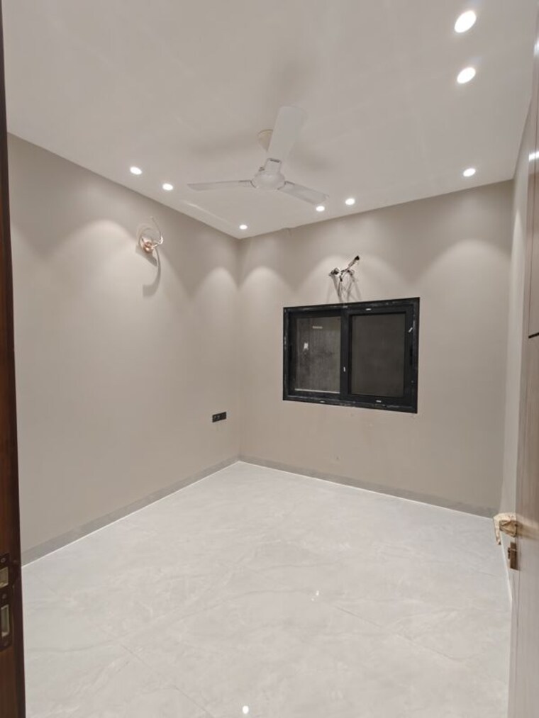 Room, sector 71 3.5 Bedroom 180 Sq.Yd. Builder Floor In Sector 71 Gurgaon 10720217