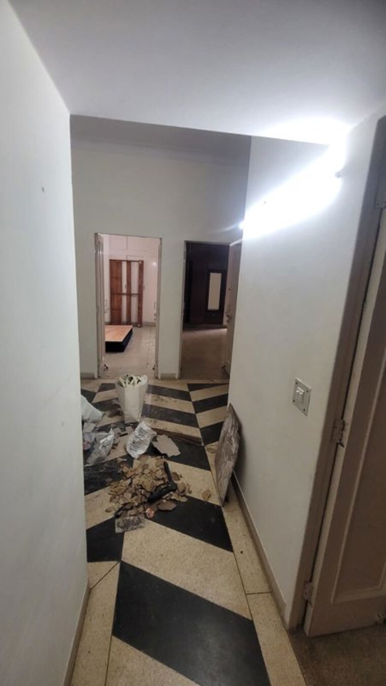 Balcony, pamposh enclave 3.5 Bedroom 250 Sq.Yd. Builder Floor In Pamposh Enclave Delhi 10720232
