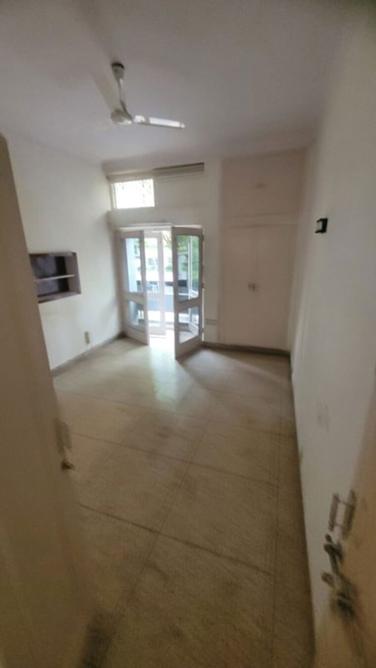 Room, pamposh enclave 3.5 Bedroom 250 Sq.Yd. Builder Floor In Pamposh Enclave Delhi 10720232