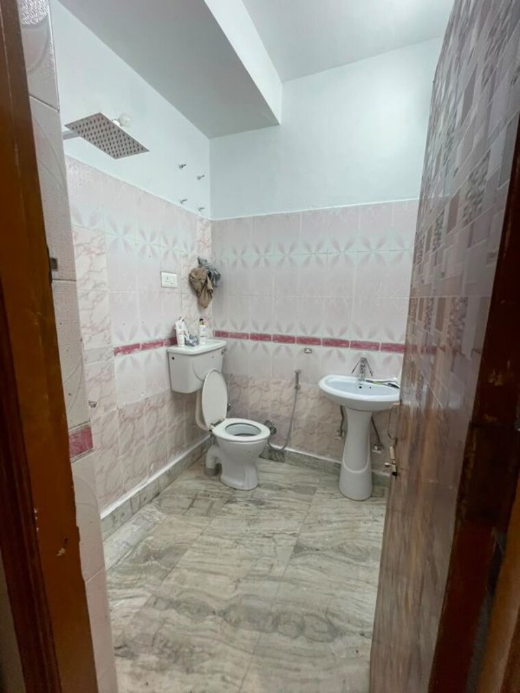 Bathroom, niti khand i 3 Bedroom 1400 Sq.Ft. Builder Floor In Niti Khand I Ghaziabad 10720245