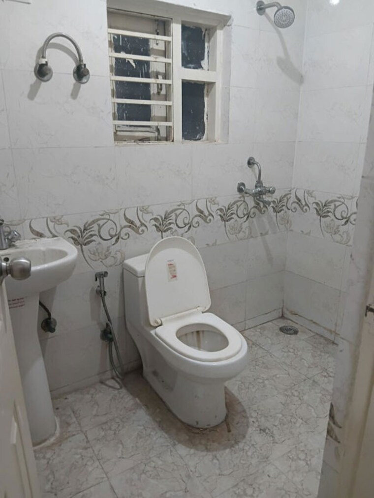 Bathroom, sector 23 3 Bedroom 1550 Sq.Ft. Builder Floor In Sector 23 Gurgaon 10720395
