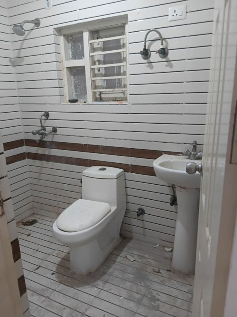 Bathroom, sector 23 3 Bedroom 1550 Sq.Ft. Builder Floor In Sector 23 Gurgaon 10720395