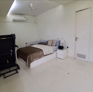 Room in 4 BHK Apartment at Juhu – for Rent