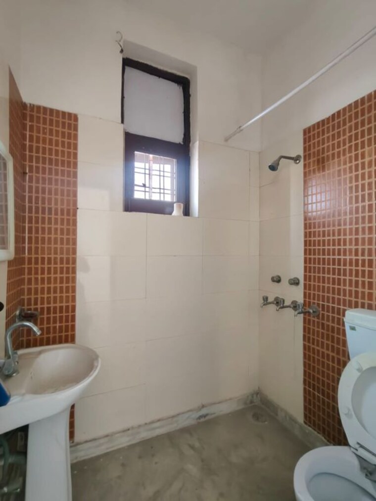 Bathroom, green fields colony 3 Bedroom 290 Sq.Yd. Builder Floor In Green Fields Colony Faridabad 10720554