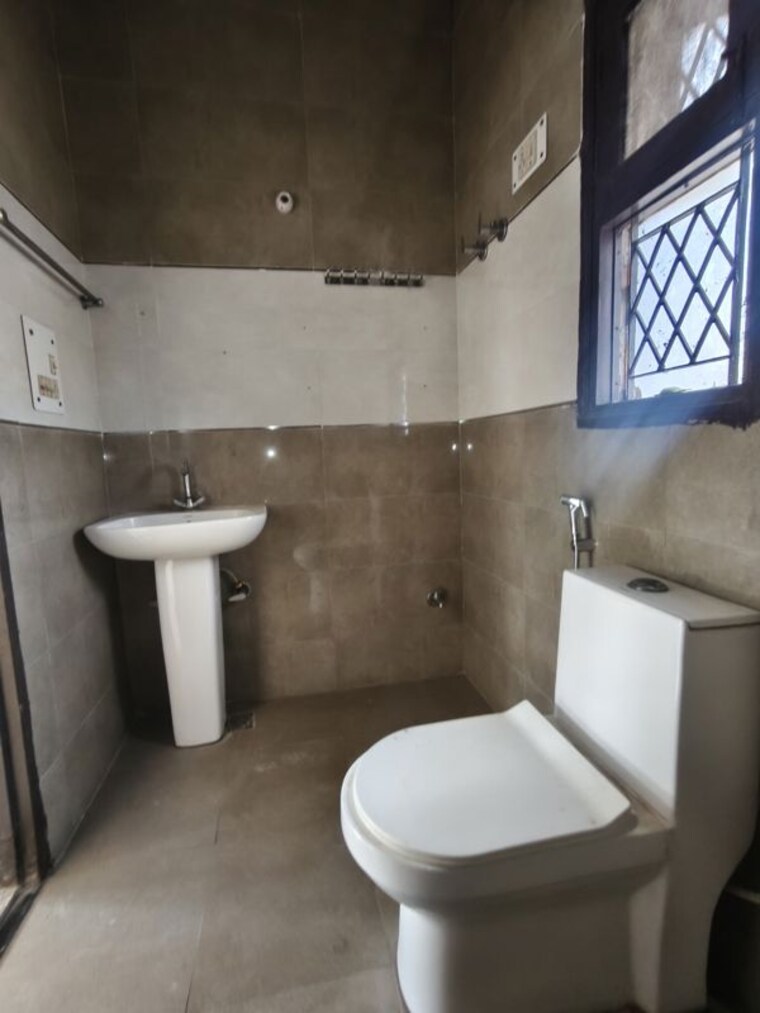 Bathroom, palam-vihar-residents-association 3 Bedroom 1630 Sq.Ft. Independent House In Palam Vihar Gurgaon 10720196
