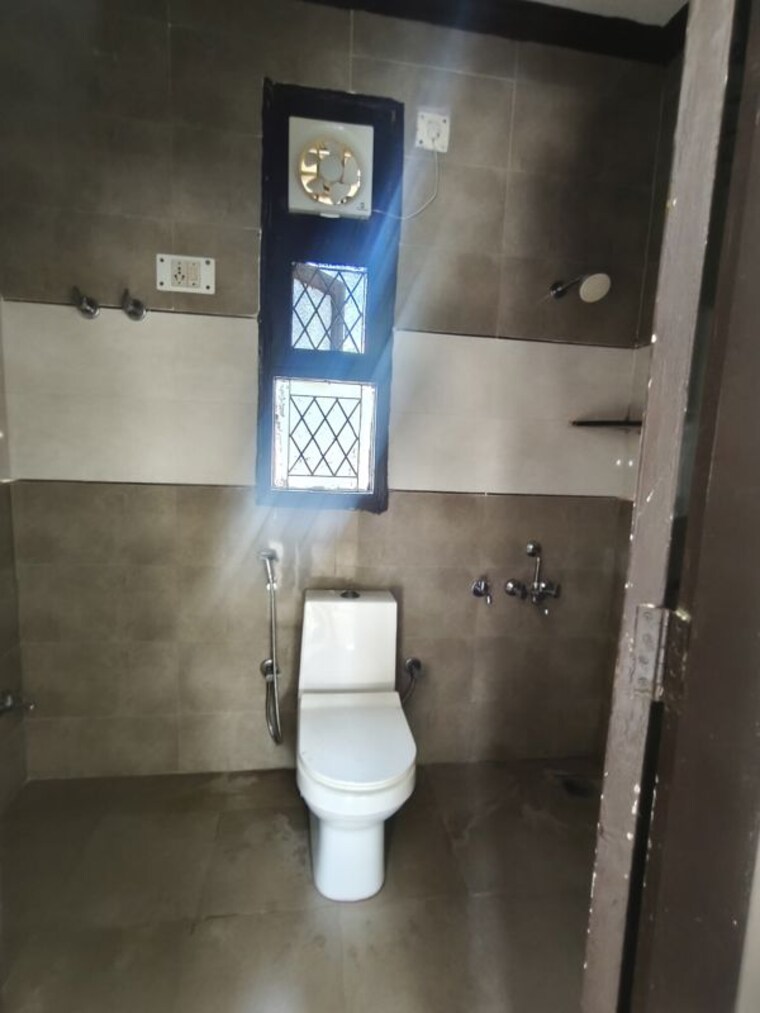 Bathroom, palam-vihar-residents-association 3 Bedroom 1630 Sq.Ft. Independent House In Palam Vihar Gurgaon 10720196