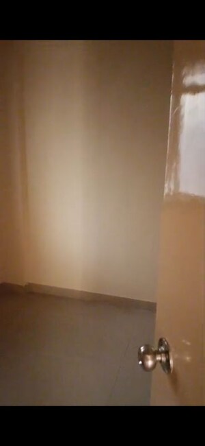Room in 1.5 BHK Apartment at Kashish Park Apartment, Lal Bahadur Shastri Road – for Rent