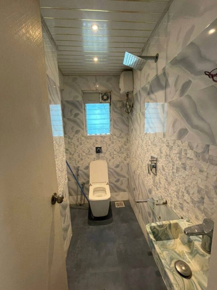 Bathroom, khar west 1 Bedroom 500 Sq.Ft. Apartment In Khar West Mumbai 10720872