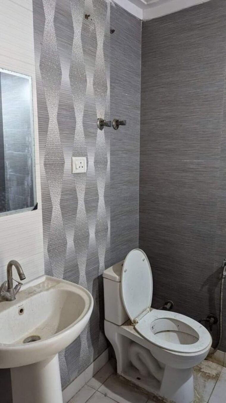 Bathroom, sector 28 3 Bedroom 235 Sq.Yd. Builder Floor In Sector 28 Faridabad 10720899