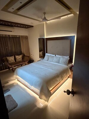 Room in 1 BHK Apartment at Juhu – for Rent