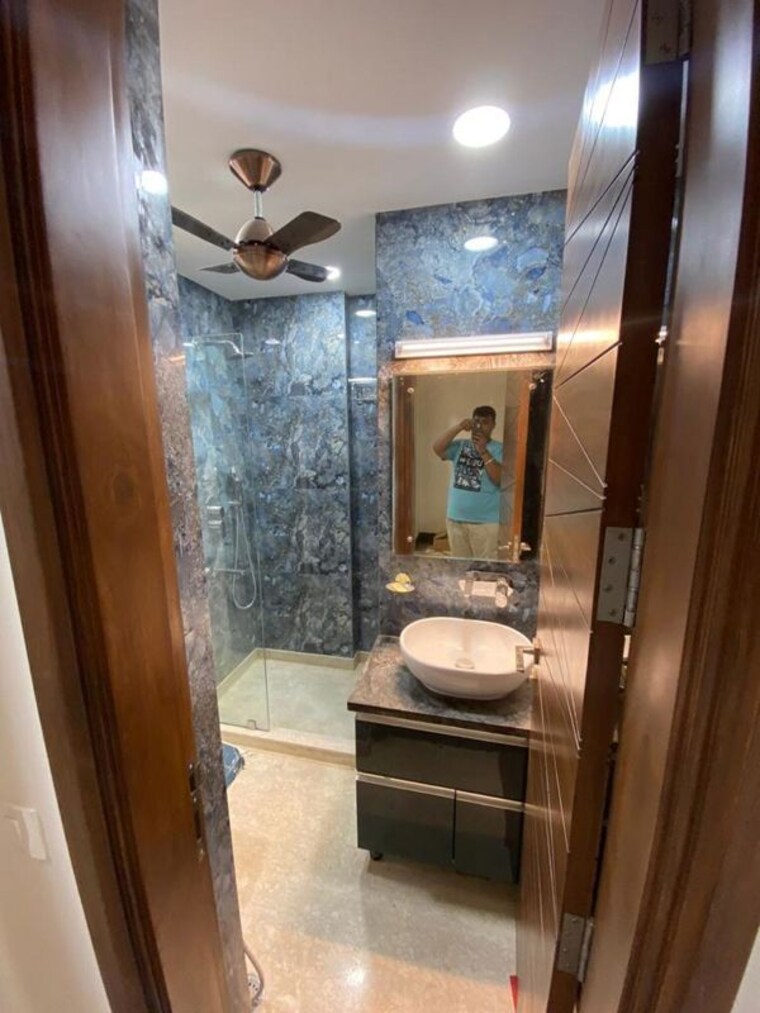 Bathroom, safdarjung enclave 3 Bedroom 125 Sq.Yd. Builder Floor In Safdarjung Enclave Delhi 10720972