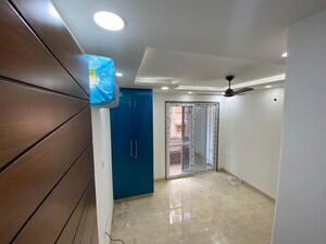 Room in 3 BHK Builder Floor at Safdarjung Enclave – for Rent