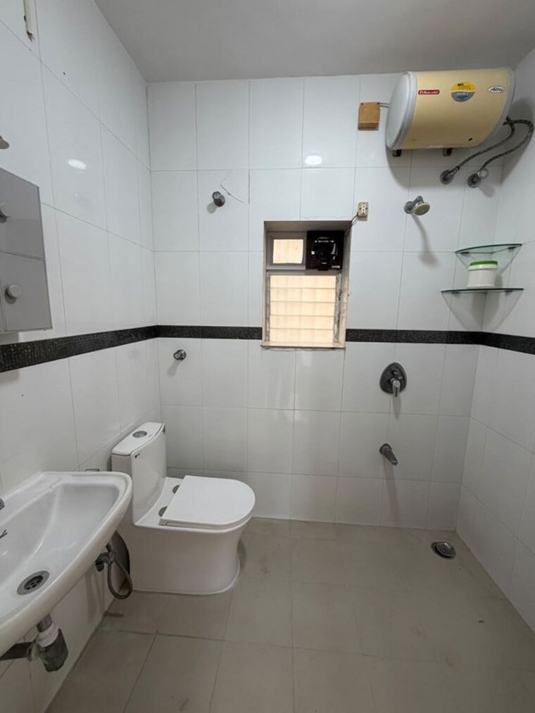 Bathroom, bandra west 1 Bedroom 500 Sq.Ft. Apartment In Bandra West Mumbai 10720967