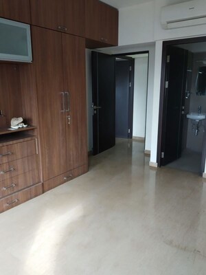 Room in 5 BHK Apartment at Ira Chaya, Khar West – for Rent