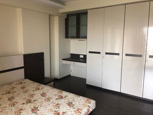 Room in 4 BHK Apartment at Hicons Classic, Khar West – for Rent