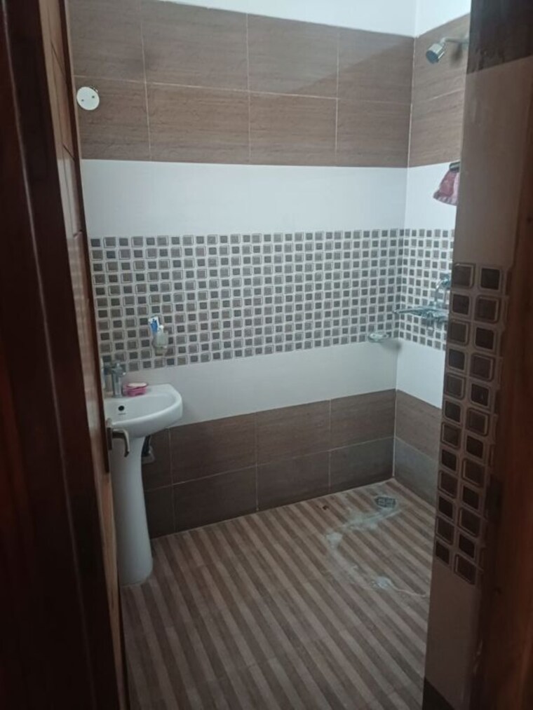 Bathroom, panchkula urban estate 3 Bedroom 2200 Sq.Ft. Independent House In Panchkula Urban Estate Panchkula 10721172
