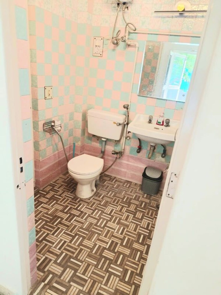 Bathroom, pamposh enclave 3 Bedroom 270 Sq.Yd. Builder Floor In Pamposh Enclave Delhi 10721199