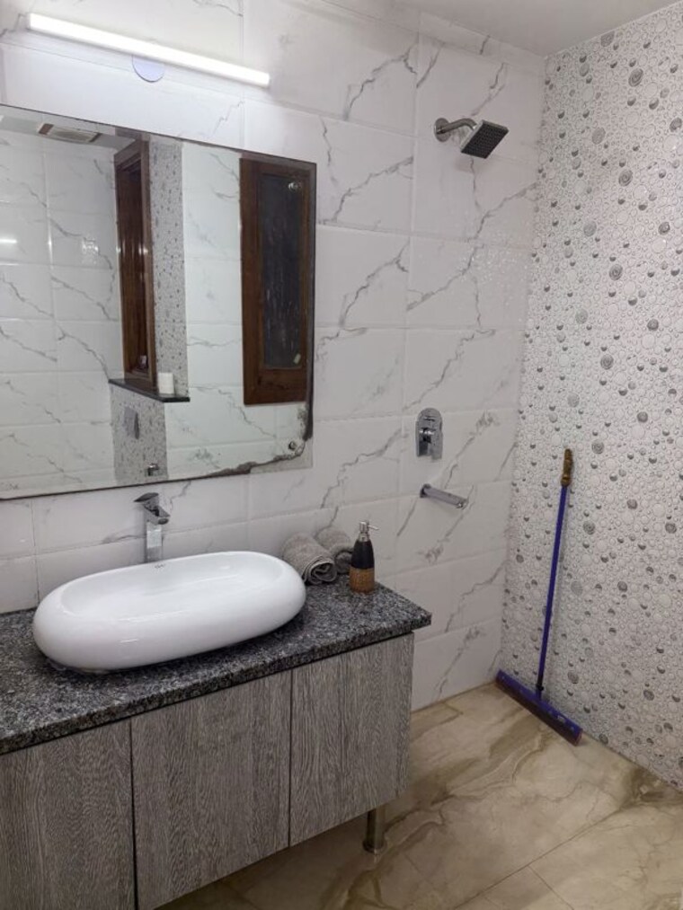 Bathroom, south extension ii 3 Bedroom 315 Sq.Yd. Builder Floor In South Extension ii Delhi 10721240