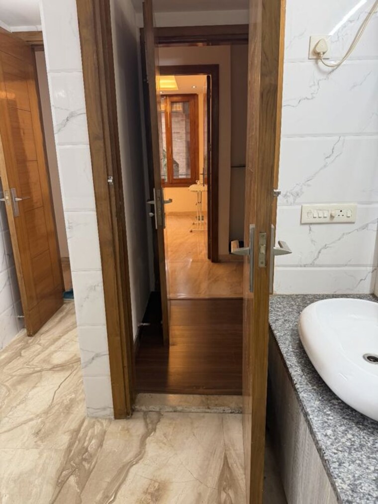 Bathroom, south extension ii 3 Bedroom 315 Sq.Yd. Builder Floor In South Extension ii Delhi 10721240