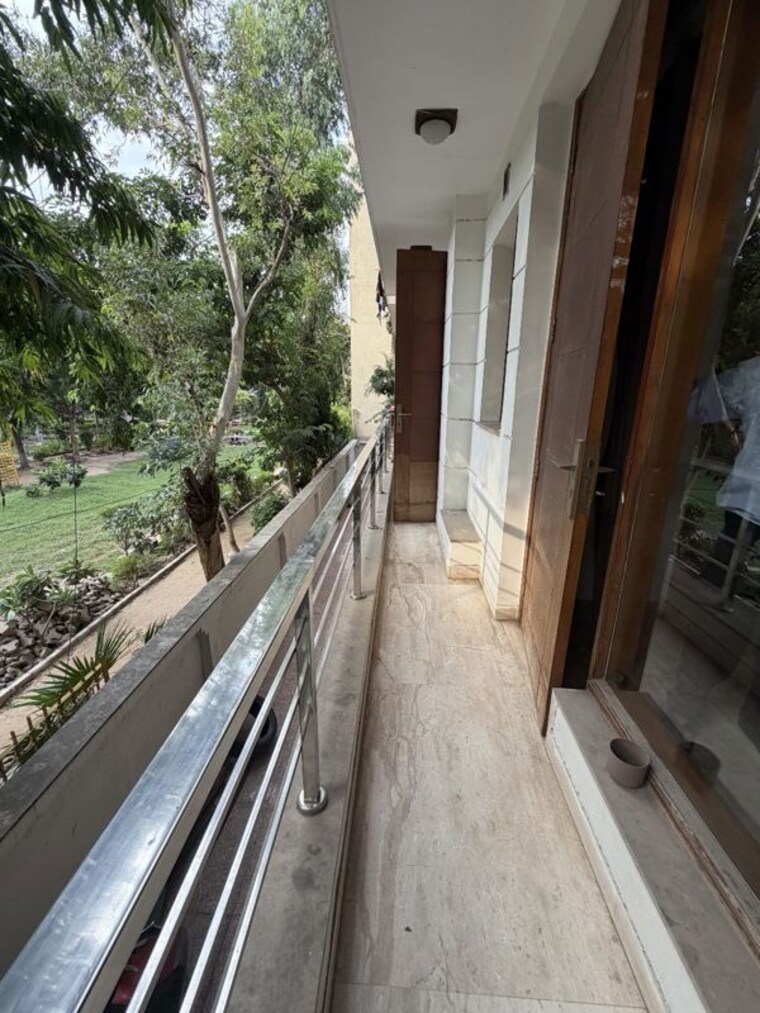 Balcony, south extension ii 3 Bedroom 315 Sq.Yd. Builder Floor In South Extension ii Delhi 10721240
