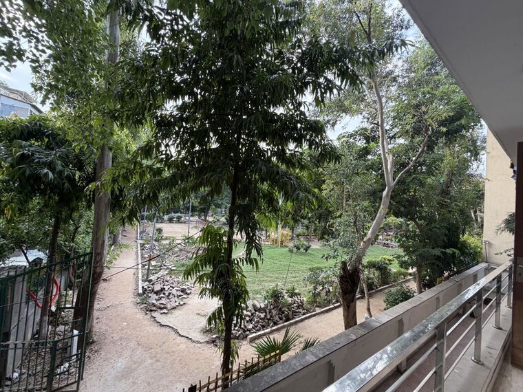 Balcony, south extension ii 3 Bedroom 315 Sq.Yd. Builder Floor In South Extension ii Delhi 10721240