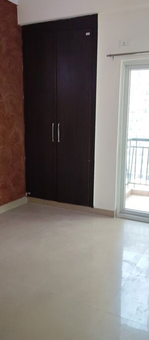 Room in 3 BHK Apartment at Amrapali Silicon City, Sector 76 – for Sale