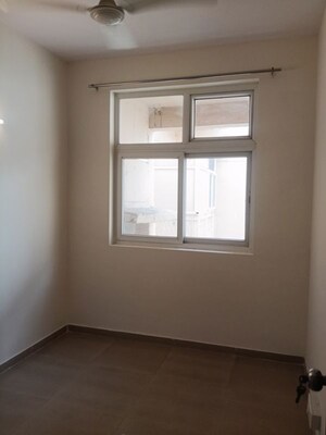 Room in 2.5 BHK Apartment at Mahagun My Woods, Sector 16c Greater Noida – for Rent