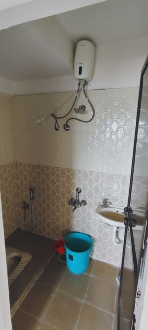 Bathroom in 1 BHK Apartment at Sarah Continental Heights, Byculla East – for Sale
