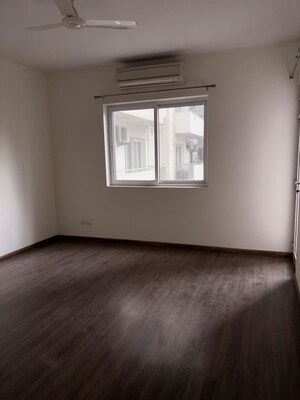 Room in 3 BHK Builder Floor at Sector 21 – for Rent