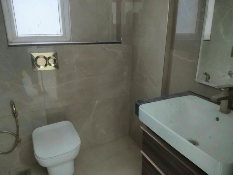 Bathroom, smart-world-orchard 2.5 Bedroom 1208 Sq.Ft. Apartment In Sector 61 Gurgaon 10721493