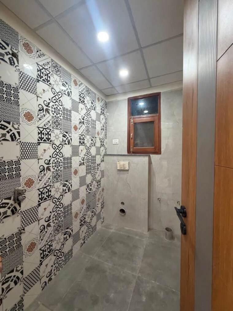 Bathroom, sector 23 3 Bedroom 1550 Sq.Ft. Builder Floor In Sector 23 Gurgaon 10721673