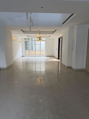 Room in 3 BHK Builder Floor at Sector 21 – for Rent