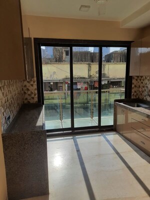 Room in 2 BHK Apartment at Tardeo – for Rent