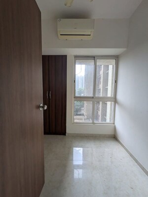 Room in 1.5 BHK Apartment at Lodha Amara Tower 23, Kolshet Road – for Rent