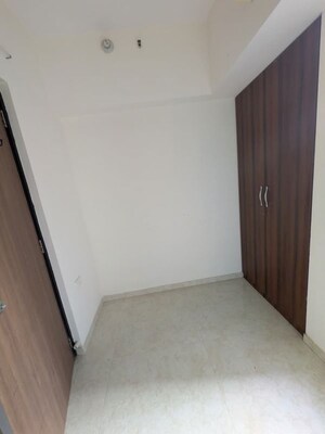 Room in 1.5 BHK Apartment at Lodha Amara Tower 23, Kolshet Road – for Rent