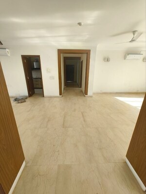 Room in 3.5 BHK Apartment at Parsvnath Exotica, Sector 53 – for Rent