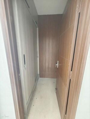 Building Lobby in 3.5 BHK Apartment at Parsvnath Exotica, Sector 53 – for Rent