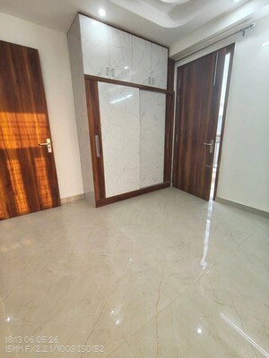 Room in 3 BHK Apartment at Allure Estate, Sector 14 – for Rent