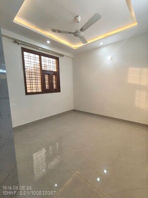 Room in 3 BHK Apartment at Allure Estate, Sector 14 – for Rent