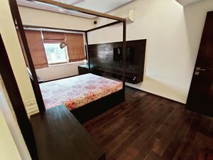 Bedroom in 3 BHK Apartment at Tardeo – for Rent