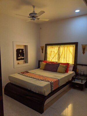 Bedroom in 2 BHK Apartment at Malabar Hill – for Rent