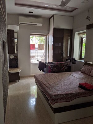 Bedroom in 2 BHK Apartment at Malabar Hill – for Rent