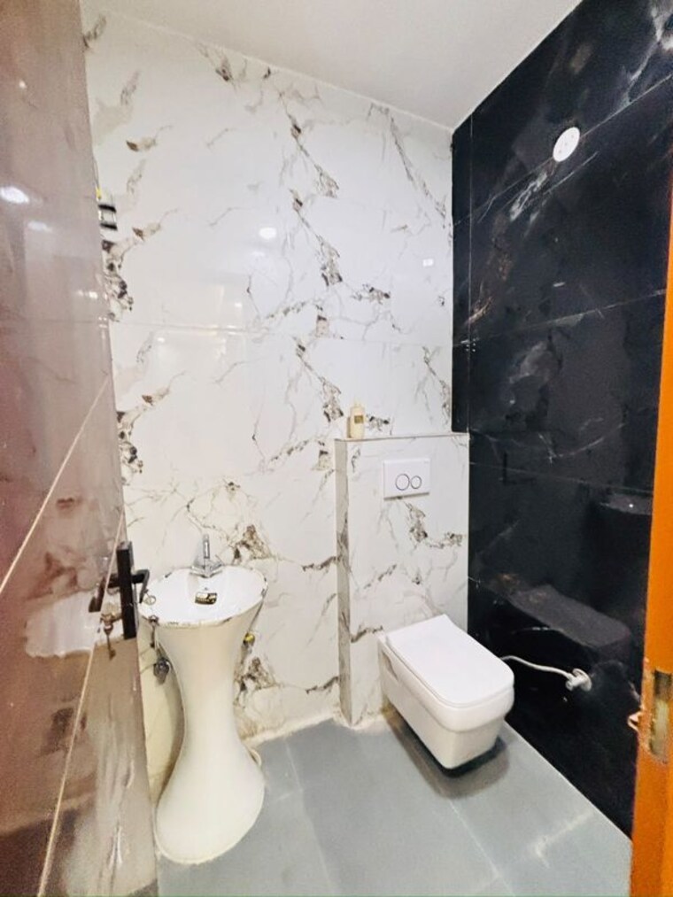 Bathroom, dwarka mor 3 Bedroom 100 Sq.Yd. Builder Floor In Dwarka Mor Delhi 10722105