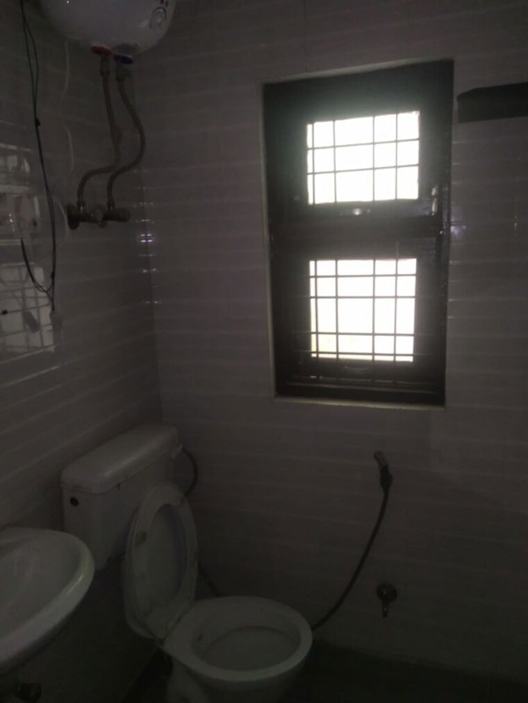 Attached Bathroom, sector 52 2 Bedroom 163 Sq.Yd. Builder Floor In Sector 52 Gurgaon 10722146