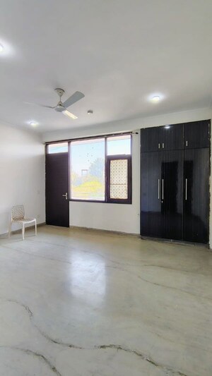 Room in 3 BHK Builder Floor at Sector 57 – for Rent