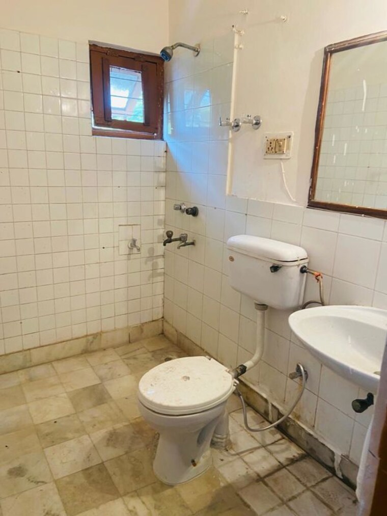 Bathroom, arun-vihar-sector-37 3 Bedroom 1200 Sq.Ft. Apartment In Sector 37 Noida 10722193